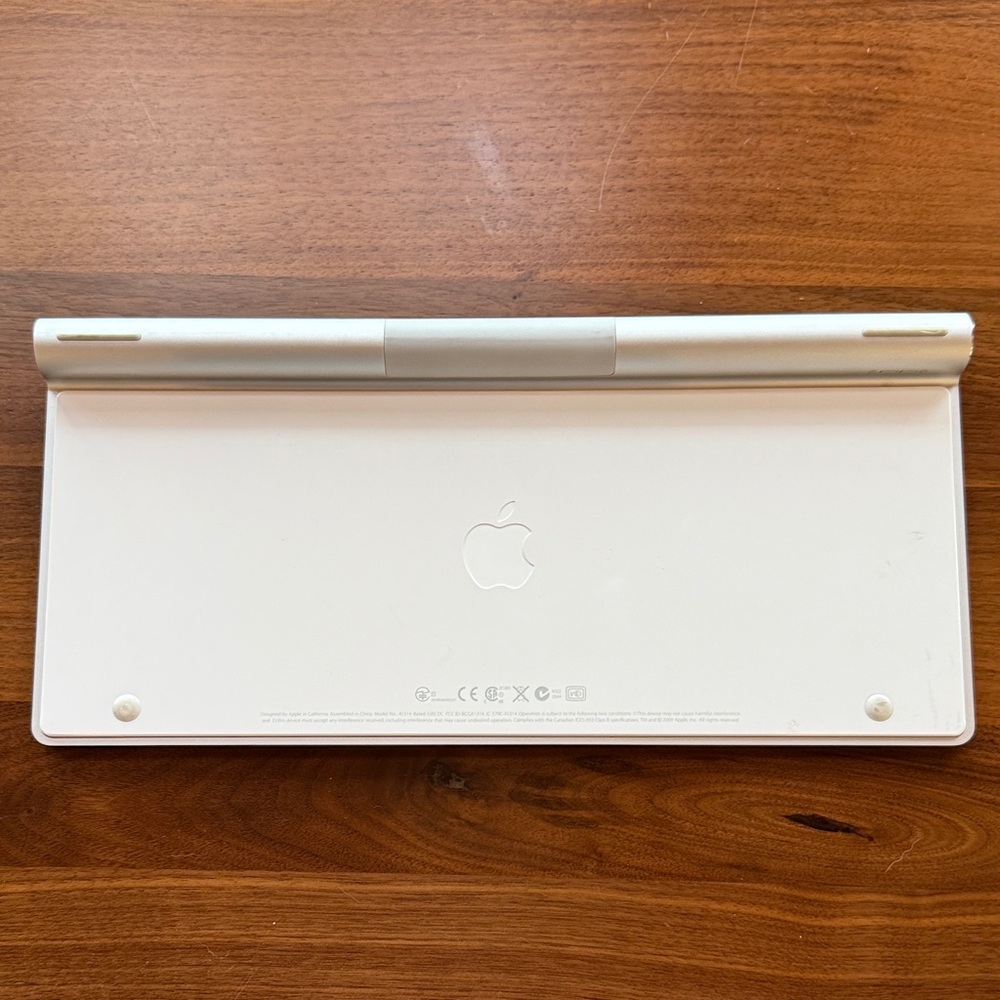 Wireless Apple Keyboard - Picture 3 of 3
